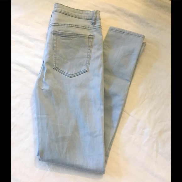 🆕FOREVER 21/LIGHTWASH HIGHRISE/SKINNY/JEANS/EUC⭐️ - Picture 2 of 7